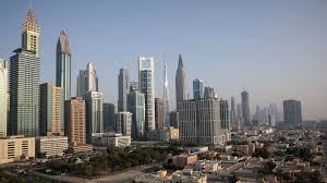 وقال المكتب الإعلامي لحكومة دبي، إن فرق الدفاع المدني في دبي تتعامل حاليًّا مع حريق ناجم عن انفجار إحدى الحاويات على متن سفينة بميناء جبل علي. 4zysmeobjj Cmm