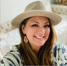 Introduction to Reverie Rose Designs owner