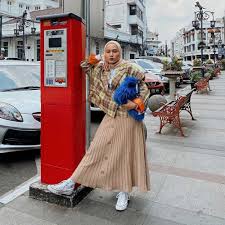 Scopri ricette, idee per la casa, consigli di stile e altre idee da provare. 11 Gaya Foto Hijaber Hits Bernuansa Street Style Yang Bisa Kamu Tiru Highlight Id