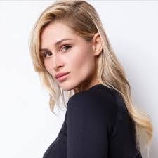 Amanda Rea's Instagram, Twitter & Facebook