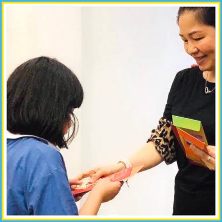 VIETNAMESE ETIQUETTE: RECEIVING/GIVING WITH BOTH HANDS] One of the many  etiquettes in Vietnam that has been passed down for generations is the  gesture of receiving or giving things with both hands, from