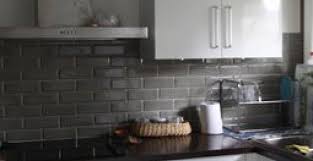 Pour réussir ce style, veillez à intégrer les nuances de gris et quelques touches de couleurs pour créer de la vie dans vos afin de réussir la décoration de votre cuisine en noir et blanc, vous devez impérativement éviter les erreurs précédemment citées. Quelles Couleurs Aux Murs Pour Une Cuisine Blanche Noire Et Grise M6 Deco Fr