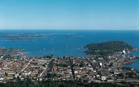 Kristiansand (tidligere skrevet christianssand/christiansand) er en by og en kommune i agder fylke. Kristiansand Store Norske Leksikon