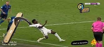Chiellini pulling saka refers to the foul action committed by italian professional footballer and captain of italy's national team giorgio chiellini. Send In The Giant Handle Chiellini Pulling Saka Know Your Meme