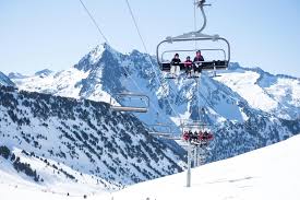 Beaucoup sont des stations villages comme le même si l'enneigement et le calendrier des vacances scolaires de pâques dictent parfois les dates de fermeture des stations de ski, il est en général. Dans Les Pyrenees Les Stations De Ski Deja Fragilisees Avant La Crise Luttent Pour Leur Survie