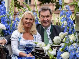 Markus söder (5 ocak 1967 doğumlu), 2018'den beri bavyera bakanı ve 2019'dan beri bavyera'daki hristiyan sosyal birliği (csu) lideri olarak görev yapan alman bir politikacı. Markus Soder Frau Kinder Privatleben Das Verrat Der Ministerprasident Und Csu Chef Politik