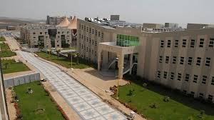 نقدم لكم صور شعار جامعة الملك خالد جديدة ، أنشئت جامعة الملك خالد بن عبدالعزيز آل سعود بأمر منه عام 1419 هـ وقد كان أميرًا حينئذ، وتقع الجامعة في عسير في الجنوب الغربي من المملكة العربية السعودية، وتسعى الجامعة إلى توفير بيئة أكاديمية جاذبة للتعليم، والتعلم، والبحث. Ø§ÙØªØªØ§Ø­ Ù…Ø¹Ø±Ø¶ Ø§Ù„ÙƒØªØ§Ø¨ Ø§Ù„Ø·Ø¨ÙŠ ÙÙŠ Ø¬Ø§Ù…Ø¹Ø© Ø§Ù„Ù…Ù„Ùƒ Ø®Ø§Ù„Ø¯
