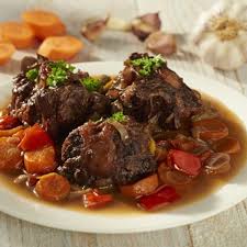 El rabo de toro se guisa de diferentes formas según la región. Receta Rabo De Toro Tapas