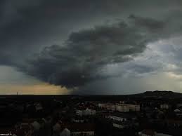 Front mögötti szupercella a balatonnál (met.hu). Ilyen Idonk Volt Penteken Jeg Kaldon Szivarvany Szombathelyen Szupercella Celldomolkon Es Soptenel