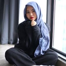Tapi wajahmu semalam muram mengapa dewi mengapa mungkinkah aku bersalah cubalah dewi katakan. Lirik Lagu Semalam Aina Abdul Cahaya Hayati