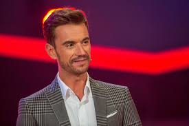 Doch der blonde schauspieler gab gleichzeitig entwarnung. Niklas Osterloh Konkurrenz Fur Florian Gzsz Star Heuert Auf Dem Traumschiff An News De