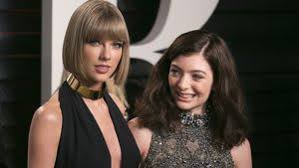 Auch taylor swift möchte sich nicht verstecken und zeigt sich in einem video ungeschminkt! Taylor Swift Lernte Ihre Freundinnen Durch Kritik Kennen Promiflash De