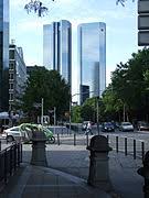 Aufgrund ihrer medienpräsenz gehören die doppeltürme zu den bekanntesten gebäuden in deutschland. Deutsche Bank Twin Towers Wikipedia