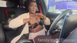 Tilaxoxo plays with a stranger