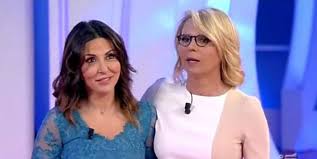 Amici 19 Maria De Filippi Irrompe A Sorpresa A Casa Di Sabrina Ferilli