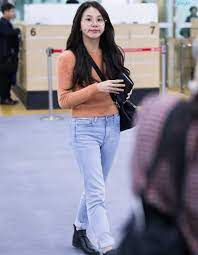 pin by yuyuy yuyuy on twiceonemore mom jeans mom jeans outfit outfits