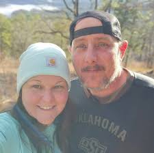 Do holly leaves at Beavers Bend trails have spiky or smooth leaves?