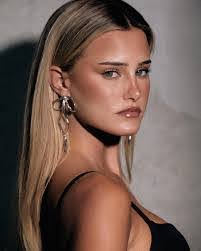 Darcy Campbell's Instagram, Twitter & Facebook