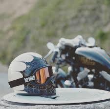 おはようございます yutahirop1 さんより ヘルメットバトン いただきました 写真は以前に投稿したのと同じアングルなんですが 前のはピンをバイクに合わせていて 今回のはメットにピンを合わせてます football helmets helmet football