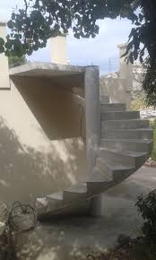Pour construire un escalier en béton, on doit tout d'abord faire un moule ou un coffrage dans lequel le béton est coulé. Prix D Un Escalier Beton Pas Cher Ou Tres Couteux En Fonction De Sa Forme Scal In
