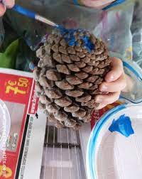 Nous avons peint nos pommes de pin en vert. Activite Peinture Sur Pommes De Pin La Cour Des Petits