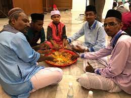Apakah makan bisa membatalkan wudhu? Moreh Nasi Dalam Talam Erat Silaturahim Jemaah Setiap 27 Ramadan News Rojak Daily