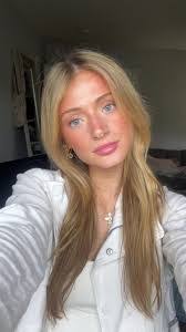 Tess Fischer's Instagram, Twitter & Facebook