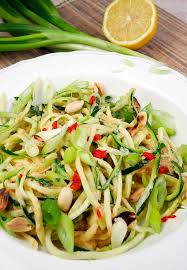 Rezept Fur Asiatische Zucchininudeln Mit Erdnussmus Und Chili Rezept Rezepte Zoodles Rezept Zucchini Nudeln