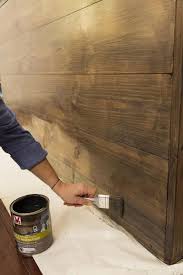 Diy Une Tete De Lit A Faire Soi Meme Tete De Lit Maison Tete De Lit En Lambris Tete De Lit En Bois Peint