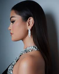 Get The Look: Selena Gomez's Smoky Cat Eyes & Glowing Bronzy Skin At The  76th Annual Emmy Awards