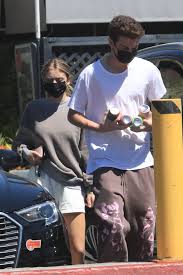 Mit ihren zarten 17 jahren feiert leni klum derzeit einen erfolg nach dem anderen. Susse Parchen Pics Leni Klum Und Ihr Freund Aris In L A Promiflash De