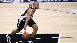 « et puis beaucoup d'étrangers sont installés, ont un travail et veulent seulement jouer au basket à un niveau intéressant sans en faire leur métier. Basketball Le Joueur Francais Nicolas Batum Forfait Pour Un Match De Nba Apres Une Commotion Cerebrale