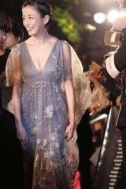 嵐 宮沢りえ 中谷美紀らの登場で会場がヒートアップ 写真で振り返る東京国際映画祭のレッドカーペットの画像 2 24 です 写真を見る 胸元が開いたセクシーなドレスで登場した宮沢りえ エレガントな女性 ファンシードレス 宮沢 りえ