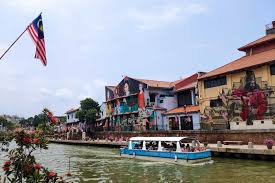 Some buildings from that era still stand majestically by the river, which is also lined by old villages, or kampungs, and modern day buildings. Melaka River Cruise Ticket Dahcuti