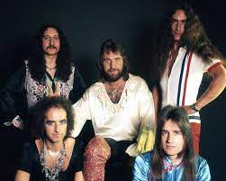 John lawton, fostul solist al trupei uriah heep, a decedat marti, 29 iunie, la varsta de 74 de ani, a anuntat formatia pe pagina oficiala de facebook astazi, 6 iulie. John Lawton An Interview Of The British Singer From Lucifer S Friend And Uriah Heep As Soon As We Hit The Stage The Crowd Was On Our Side Musicguy247
