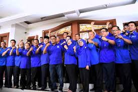 Dilahirkan pada 13 mei 1966 di asahan, melaka. Idris Haron Mas Ermieyati Pertahan Kawasan Utusan Borneo Online