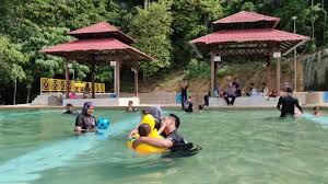 Kamu bisa menyelam bersama ikan pari, lho! Menarik Di Tampin Tampin Waterpark Youtube