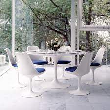 Its design is refined and polished, beautifully bare yet bold. Knoll International Saarinen Table O137cm Ambientedirect