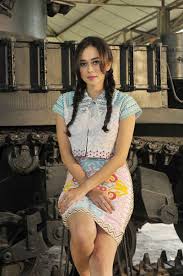 Luna maya bergaya dengan rok mini bermotif abstrak yang penuh warna. Intip Cantiknya Ootd Aura Kasih Pakai Rok Mini Seksi Dzargon