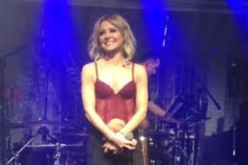 Ania karwan is known to wider audience from the 7th edition of „the voice of poland show of 2016, where she became a finalist and was named a rising diva of the polish music stage. Ania Karwan W Prezencie Pelna Wersja Singla Na Zywo Eska Pl