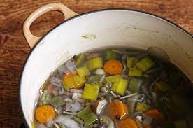 Non aver paura di aggiungere o di sostituire qualsiasi verdura nella preparazione del brodo. Brodo Vegetale Per Svezzamento Come Conservarlo Per Evitare Sprechi