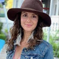 Roslyn Fay's Instagram, Twitter & Facebook