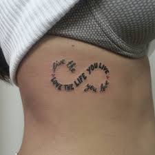 En la imagen de abajo verás una palabra tatuada en un tipo de letra cursiva, bastante decorada con curvas y ribetes. Adore Estos Tatuajes Del Signo Tatuajes Para Mujeres ÙÙŠØ³Ø¨ÙˆÙƒ