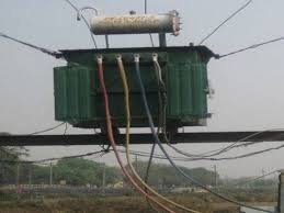Electricity transformer gets 3 transformers for charging 12.50 lakhs,  stirring up arrears | कार्रवाई: बिजली कंपनी ने 12.50 लाख वसूलने उतरवाए 3  ट्रांसफार्मर, बकायादारों में मचा हड़कंप ...