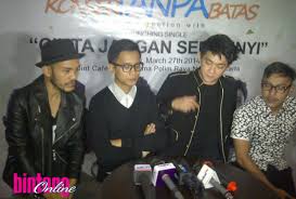 1 di chart penjualan album teratas . Terkena Tsunami Ifan Seventeen Kabarkan Bassis Dan Road Managernya Meninggal Tabloidbintang Com