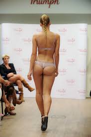 A csipkés fehérneműre voksol Liptai Claudia és Ábel Anita - BUDAPEST24