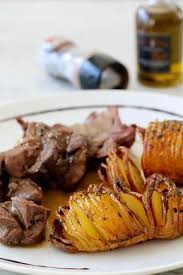 Roti De Cerf Sauce Au Poivre Pommes De Terre Au Four A La Suedoise Hasselback Potatoes Les Delices De Marina Roti De Cerf Pomme De Terre Au Four Recette Gibier