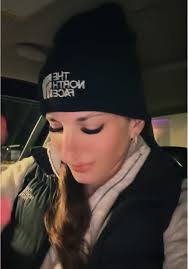 But I can’t right now so baby kiss me through the phone. 💋 I can’t believe  I’m singing along to this song this many years later. 🎶😅 #kiss #phone  #trend #relatable #2000sthrowback #fyf #tiktok #