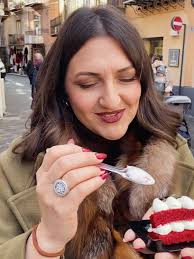 Un videosaluto diretto ad ANGELICA PISONI @angelica_pisoni grande amante  degli sponsor di borsette durante le cerimonie in chiesa, che oggi  festeggia il COMPLEANNO, da parte di ALICIA LORIGA @alicia_loriga ed  ALESSIA PISONI @