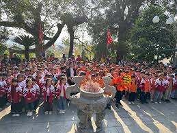 Hơn 400 học sinh Trường Tiểu học Sông Hiến tham quan Đền Kỳ Sầm nơi thờ danh tướng Nùng Trí Cao